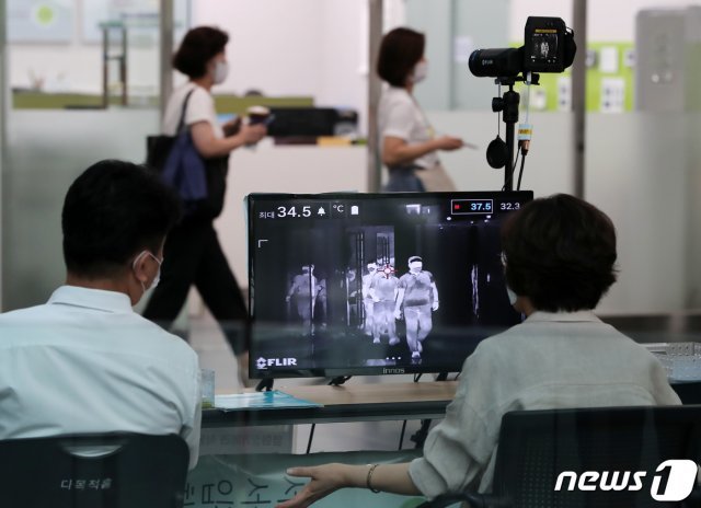 20일 오전 서울 중구  서울시청 신청사 건물로 직원들이 출근하고 있다. /뉴스1 © News1