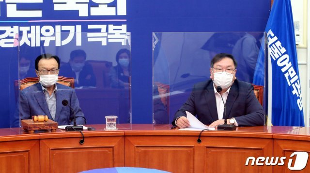 김태년 더불어민주당 원내대표가 21일 오전 국회에서 열린 최고위원회의에서 발언하고 있다. 민주당은 회의실을 감염 차단용 칸막이를 설치했다. 2020.8.21/뉴스1 © News1