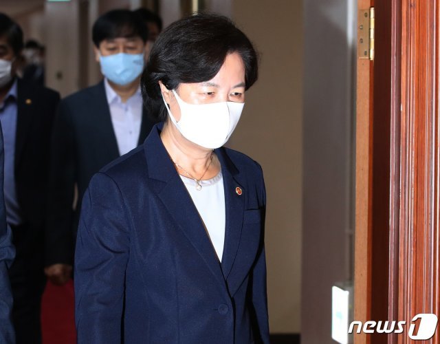 추미애 법무부장관이 18일 서울 종로구 정부서울청사에서 열린 국무회의에 참석하고 있다. 2020.8.18/뉴스1 © News1
