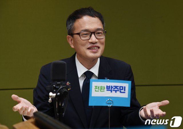 더불어민주당 당대표 경선에 출마한 박주민 후보가 18일 오후 서울 양천구 CBS사옥에서 CBS 라디오 ‘시사자키 정관용입니다’에 출연해 김부겸, 이낙연 후보와 토론하고 있다. 2020.8.18/뉴스1 © News1