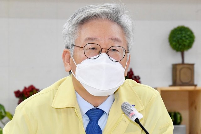 이재명 경기도지사가 21일 오후 경기도 수원시 팔달구 경기도청에서 열린 코로나19 대응 상급종합병원장 간담회에 참석해 인사말을 하고 있다. 사진=뉴스1