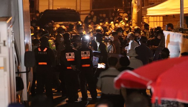 방호복을 입은 경찰들이 20일 오후 역학조사에 들어간 서울 성북구 사랑제일교회로 진입하고 있다. 사진=뉴스1