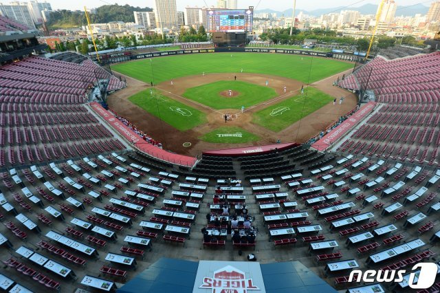 20일 오후 광주 북구 광주-기아챔피언스필드에서 NC다이노스와 KIA타이거즈의 ‘2020 프로야구 신한은행 SOL KBO리그’ 경기가 관중 없이 치러지고 있다. 2020.08.20/뉴스1 © News1