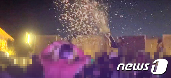 인천 영종도의 한 호텔에서 수영장 파티가 열리고 있다. (SNS캡처)© 뉴스1