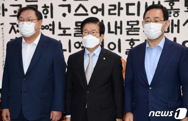 박병석 국회의장과 여야 원내대표가 20일 국회 의장실에서 정례회동을 갖고 기념촬영을 하고 있다. 왼쪽부터 김태년 더불어민주당 원내대표, 박 의장, 주호영 미래통합당 원내대표. 2020.8.20/뉴스1 © News1