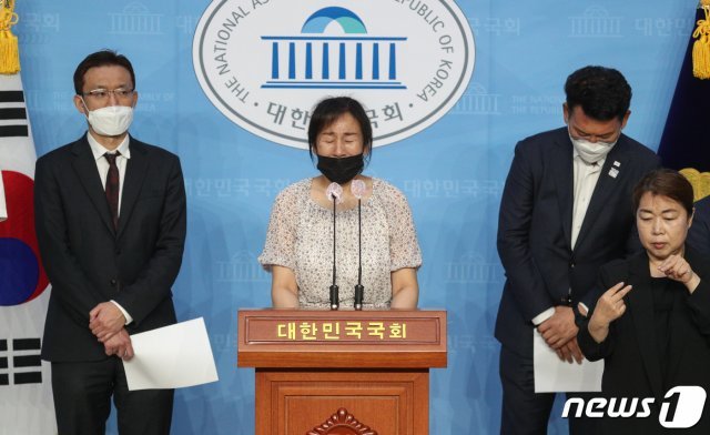 20일 오전 서울 여의도 국회 소통관에서 열린 ‘故 고유민 선수 사망 의혹 관련 진실 규명 촉구 기자회견’에서 고유민 선수의 어머니가 발언 중 오열하고 있다. 고 선수의 어머니는 “고유민을 벼랑 끝으로 몰고 간 건 악성댓글이 아니라 현대건설 배구단의 의도적인 따돌림과 사기 갑질” 이라고 밝혔다. 2020.8.20/뉴스1 © News1