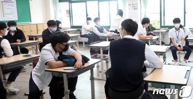 지난 5월20일 서울 소재 한 고등학교에서 3학년 학생들이 첫 대면수업을 듣기 위해 등교해 수업을 기다리고 있다./뉴스1 © News1