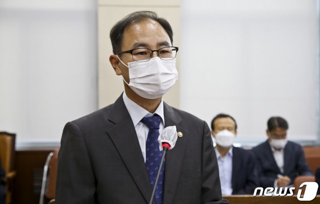 박영수 중앙선거관리위원회 사무총장이 21일 오전 서울 여의도 국회에서 열린 행정안전위원회 전체회의에서 2019회계연도 결산보고를 하고 있다. 2020.8.21/뉴스1 © News1