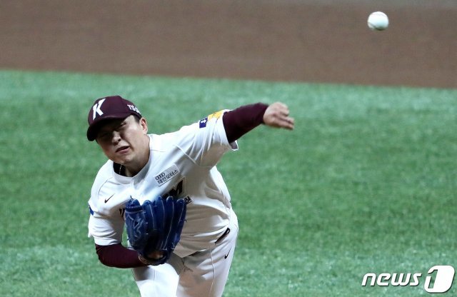 21일 오후 서울 구로구 고척스카이돔에서 열린 ‘2020 프로야구 신한은행 SOL KBO리그’ 키움히어로즈와 LG트윈스의 경기에서 키움 선발투수 이승호가 역투하고 있다. 2020.8.21 © News1