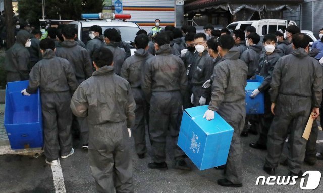 21일 오후 서울 성북구 사랑제일교회 압수수색에 나선 경찰이 방역복 차림으로 좁은 진입로를 통해 교회로 향하고 있다. 경찰은 교인 명단을 비롯해 광복절 집회 참석자 명단 등을 집중적으로 확보할 예정이다. 2020.8.21/뉴스1 © News1