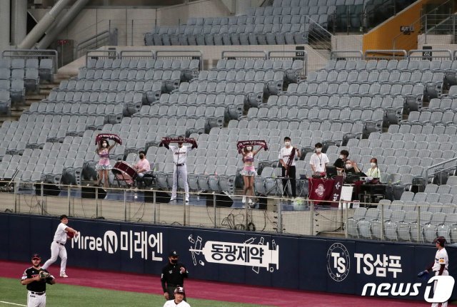 21일 오후 서울 구로구 고척스카이돔에서 신종 코로나바이러스 감염증(코로나19) 확산예방을 위해 무관중 경기가 치러지는 키움히어로즈와 LG트윈스의 경기에서 키움 응원단이 응원을 펼치고 있다. 2020.8.21 © News1