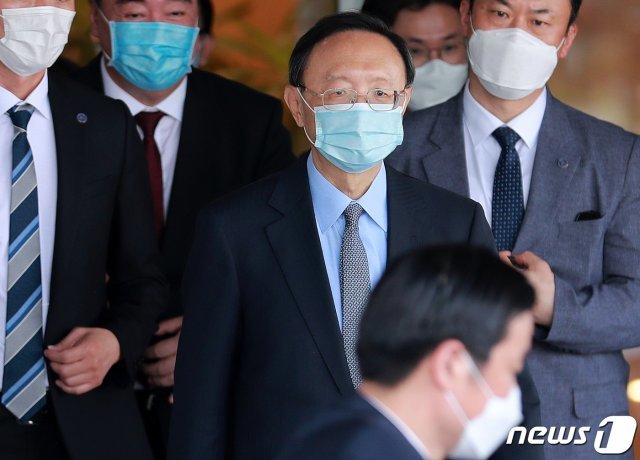 중국 외교정책을 총괄하는 양제츠 중국 공산당 외교담당 정치국 위원이 지난 21일 부산 김해공항으로 입국하고 있는 모습.  2020.8.21/뉴스1 © News1