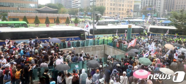 보수단체 회원들이 15일 서울 광화문 광장 일대에서 집회를 하고 있다. 2020.8.15/뉴스1 © News1