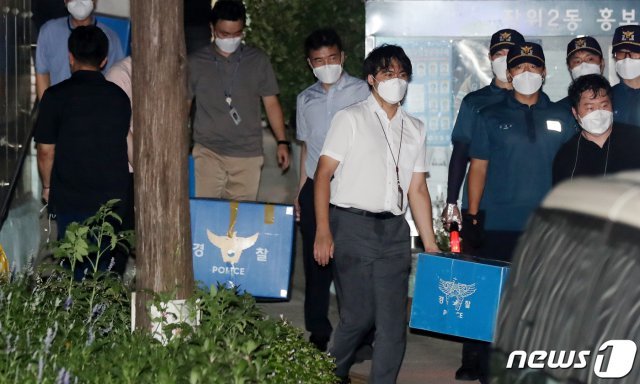 22일 새벽 서울 성북구 사랑제일교회 압수수색을 마친 경찰이 압수품을 차량에 옮겨 싣고 있다. 2020.8.22/뉴스1 © News1