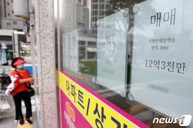 서울 은평구 녹번역e편한세상캐슬 인근 부동산에 매물 전단이 게시돼 있다. © News1