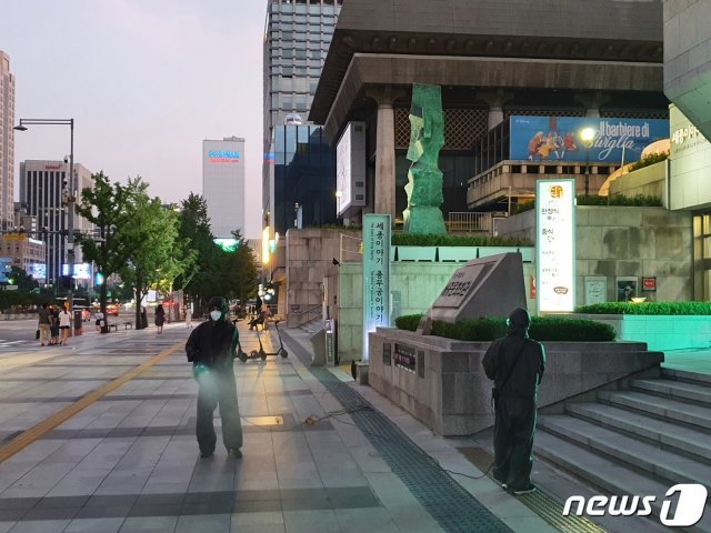 서울시는 연휴기간 8.15 대규모 집회가 있었던 광화문광장 인근 주요 장소에 대한 특별방역소독을 실시했다고 18일 밝혔다…(서울시 제공) 2020.8.18/뉴스1
