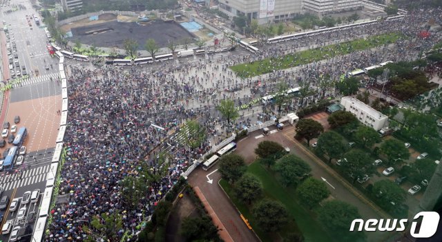 보수단체 회원들이 15일 서울 종로구 광화문광장에서 집회를 하며 청와대로 행진하고 있다. 2020.8.15/뉴스1 © News1