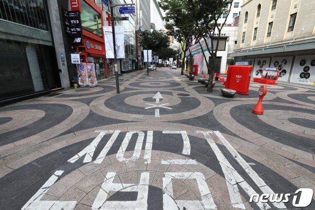 ‘사회적 거리두기 2단계’가 전국으로 확대 적용된 23일 서울 명동거리가 한산한 모습을 보이고 있다.뉴스1 © News1