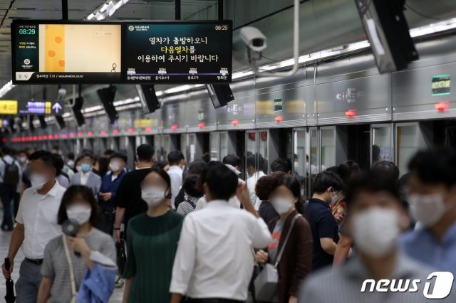 지난 10일 오전 서울 세종대로 지하철 광화문역에서 승객들이 내리고 있다. 2020.8.10/뉴스1