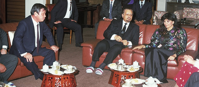 고 최종현 선대회장(왼쪽)이 1981년 초 내한한 아흐마드 야마니 사우디아라비아 석유장관(오른쪽에서 두 번째)과 담소를 나누는 장면. SK 제공