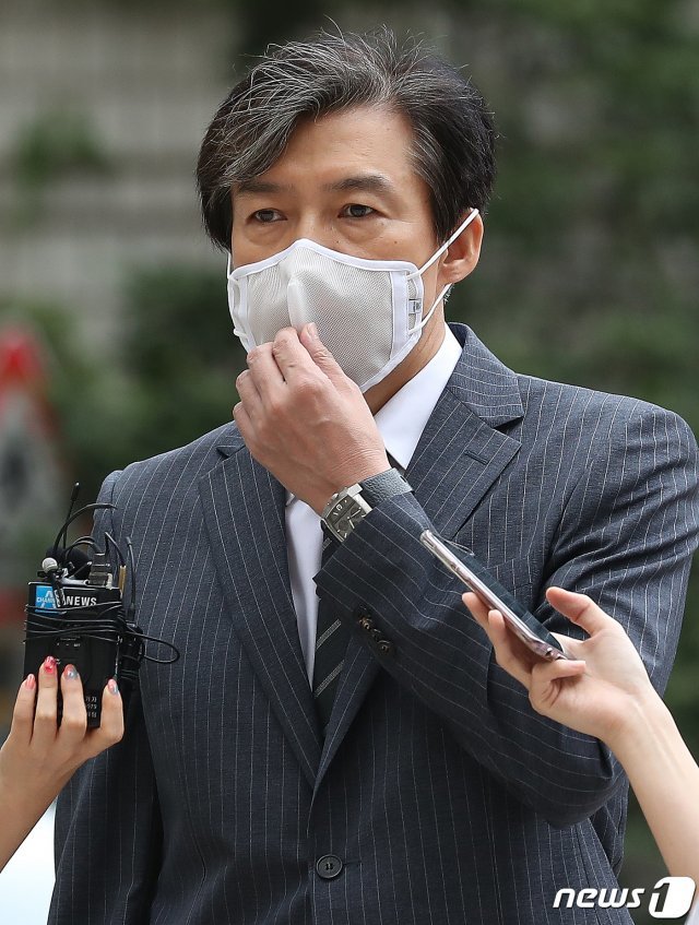 망사마스크를 착용한 조국 전 법무부 장관 ⓒ News1
