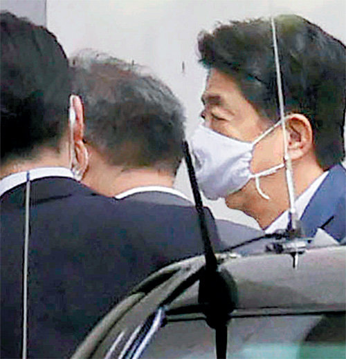 건강 이상설에 휩싸인 아베 신조 일본 총리(오른쪽)가 24일 도쿄 신주쿠의 게이오대병원에 도착하고 있다. 도쿄=AP 뉴시스