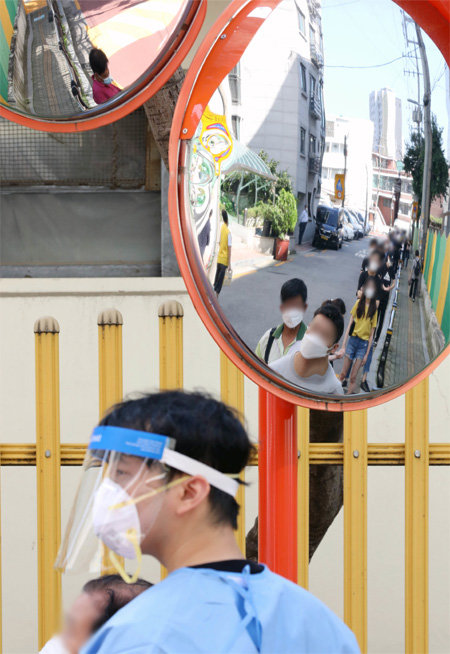 버스기사 확진에 진단검사 행렬 서울에서 시내버스를 모는 운전기사 3명이 최근 잇따라 신종 코로나바이러스 감염증(코로나19) 확진 판정을 받은 가운데 24일 구로구보건소 선별진료소 앞에 시민들이 코로나19 검사를 받기 위해 줄을 서 있다. 뉴시스