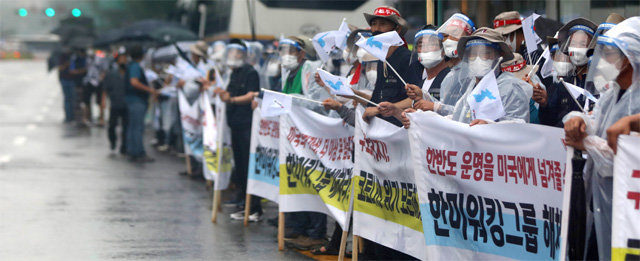 15일 광복절 서울 종로구 보신각 앞에서 전국민주노동조합총연맹(민노총) 조합원들이 ‘8·15 전국노동자대회’를 개최하던 모습. 뉴시스