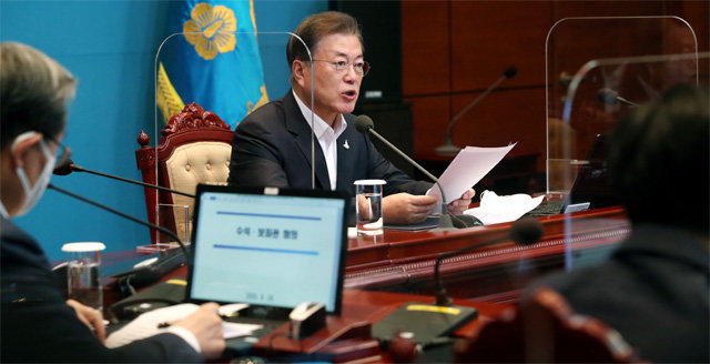 청와대 수보회의에도 투명 칸막이 24일 청와대 여민관에서 열린 수석·보좌관회의에서 문재인 대통령이 투명
 칸막이를 앞에 두고 모두발언을 하고 있다. 신종 코로나바이러스 감염증을 예방하기 위한 것으로 청와대 공식회의에서 가림막이 동원된
 것은 처음이다. 청와대사진기자단