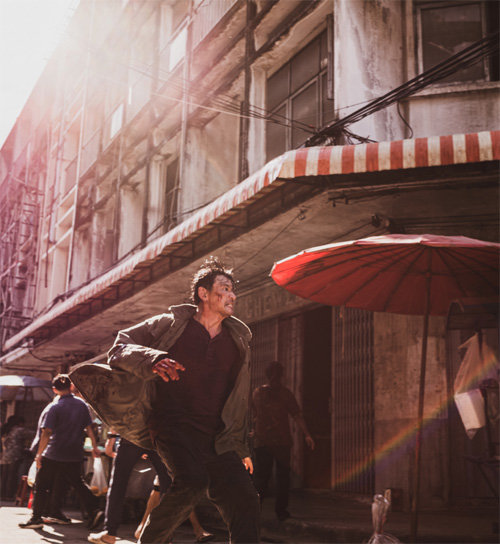 딸 유민을 납치한 레이의 차량을 뒤쫓는 인남(황정민) 위로 내리쬐는 햇살. 추격 액션이 펼쳐지는 방콕에서는 오렌지 빛 강렬한 태양을 표현하고자 했다. CJ엔터테인먼트 제공