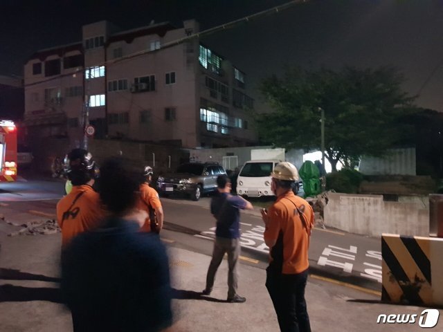 현장에 출동한 관계당국 관계자들.(부산경찰청 제공) /© 뉴스1