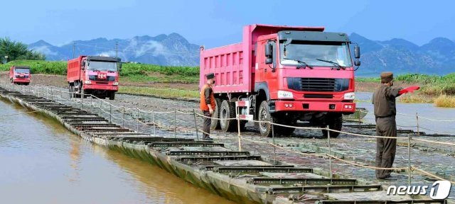 북한 노동당 기관지 노동신문이 25일 “(황해북도) 은파군 대청리 일대의 피해 복구에 동원된 인민군 군인들이 드세찬 공격전으로 연일 성과를 확대하고 있다”라고 보도했다. 이 곳은 수해 점검차 김정은 국무위원장이 지난 6~7일 직접 둘러본 곳이다. (평양 노동신문=뉴스1)