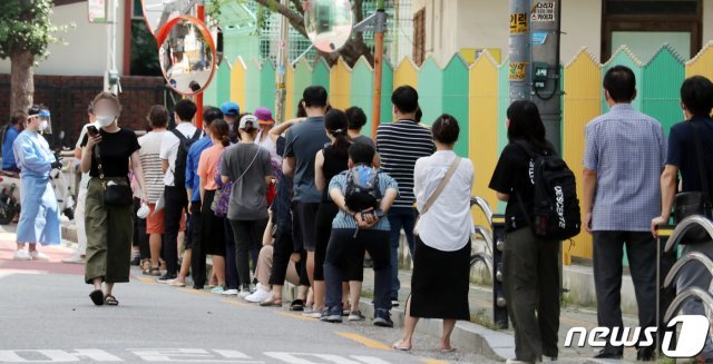 시민들이 24일 서울 구로구 보건소에서 신종 코로나바이러스 감염증(코로나19) 검사를 받기 위해 줄서 있다. /뉴스1 © News1
