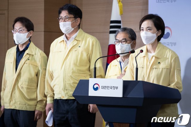 유은혜 부총리 겸 교육부 장관(맨 오른쪽)이 25일 서울 종로구 정부서울청사 브리핑룸에서 신종 코로나바이러스 감염증(코로나19) 확산 방지를 위해 수도권지역(서울, 경기, 인천) 유·초·중·고·특수학교 전면 원격수업 전환을 발표하고 있다. /뉴스1 © News1