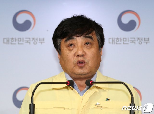 한상혁 방송통신위원회 위원장이 대국민담회에서 “신종 코로나바이러스 감염증(코로나19) 방역활동을 고의적으로 방해하는 행위는 국가와 국민의 안전을 위협하는 중대범죄로 간주하여 무관용원칙에 따라 엄중대응 한다”고 밝혔다. 2020.8.21/뉴스1 © News1