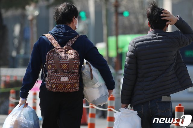 지난 3월 신종 코로나바이러스 감염증(코로나19) 지역거점병원인 대구 중구 계명대 대구동산병원에서 코로나19 확진으로 입원 치료를 받던 환자들이 완치 후 음성 판정에 따라 퇴원하고 있다. 2020.3.31/뉴스1 © News1