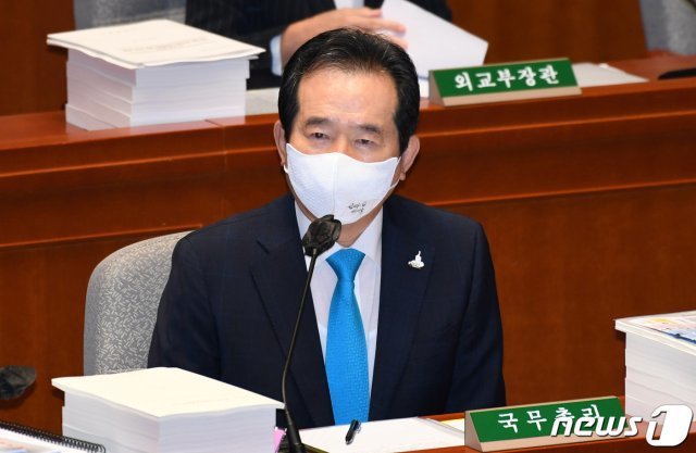 정세균 국무총리가 25일 오전 서울 여의도 국회에서 열린 예산결산특별위원회 전체회의에서 의원들의 질의에 답변하고 있다. 2020.8.25/뉴스1 © News1