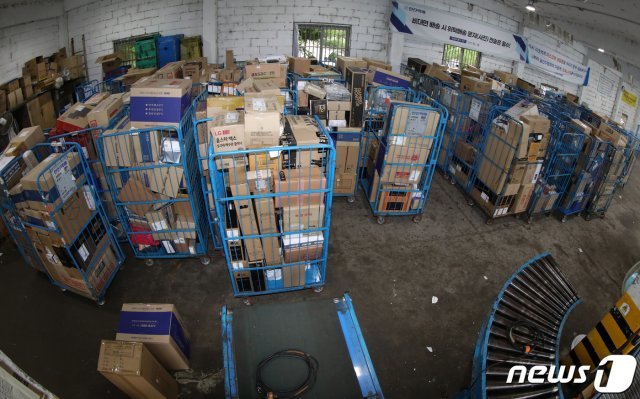 택배 없는 날인 지난 8월14일 오전 서울 시내의 한 택배 물류센터에 택배상자가 가득 쌓여 있다. 2020.8.14 © News1