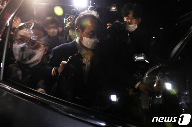 강제추행 혐의로 사전구속영장이 청구된 오거돈 전 부산시장이 2일 부산 동래구 동래경찰서에서 구속영장 기각 후 귀가하고 있다. 2020.6.2/뉴스1 © News1