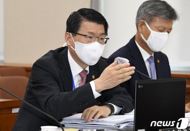 은성수 금융위원장이 25일 서울 여의도 국회에서 열린 정무위 전체회의에서 의원 질의에 답변하고 있다. 2020.8.25/뉴스1 © News1