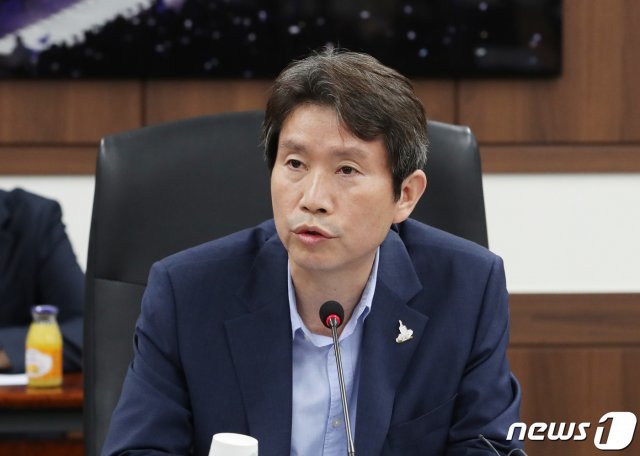 이인영 통일부 장관이 6일 서울 종로구 정부서울청사에서 열린 남북교류협력추진협의회 대면회의에서 모두 발언을 하고 있다. 2020.8.6/뉴스1 © News1