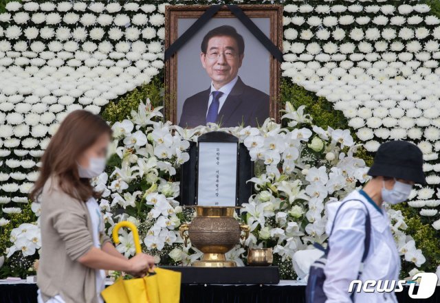 7월13일 오후 서울 중구 서울광장에 마련된 고 박원순 서울특별시장 분향소를 찾은 시민들이 조문을 하고 있다. 2020.7.13/뉴스1 © News1