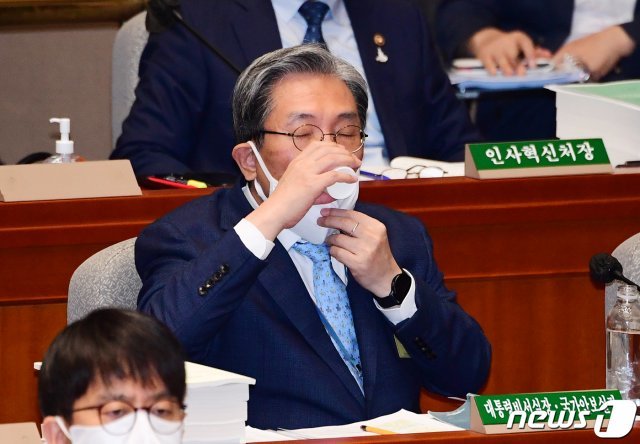 노영민 대통령비서실장이 25일 서울 여의도 국회에서 열린 예산결산특별위원회 전체회의에서 물을 마시고 있다. 2020.8.25 © News1