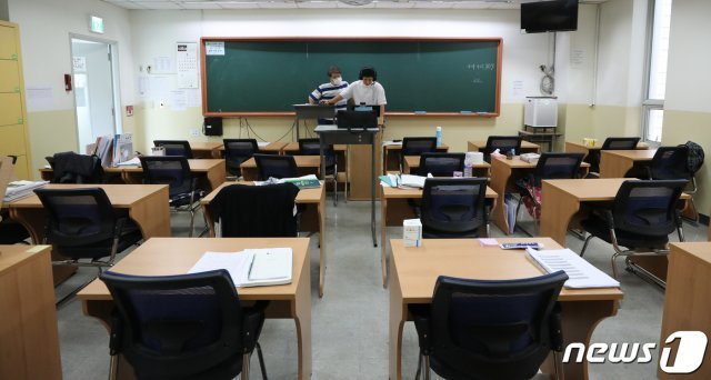 정부의 수도권 지역 사회적 거리두기 강화조치로 300인 이상 대형 입시학원을 실시간 원격수업 체제로 전환한 지난 20일 서울 한 대형학원에서 강사가 원격수업을 하고 있다. /뉴스1 © News1