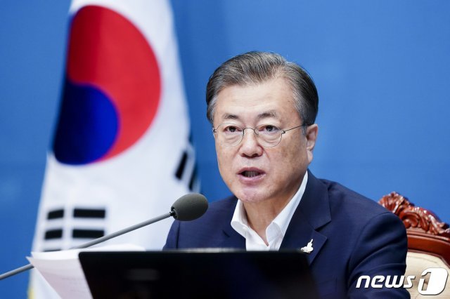 문재인 대통령이 25일 오전 청와대 여민관에서 제43회 국무회의를 주재하고 있다. (청와대 제공) 2020.8.25/뉴스1