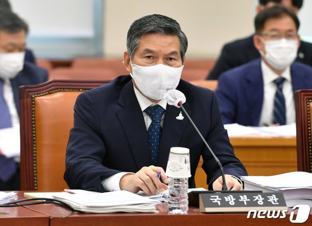 정경두 국방부 장관이 25일 오전 서울 여의도 국회에서 열린 국방위원회 전체회의에서 의원 질의에 답변하고 있다. 2020.8.25 © News1