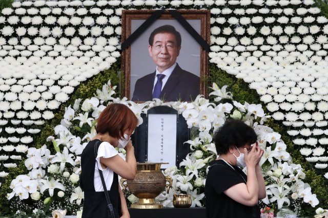 지난달 12일 서울 중구 서울시청 앞 서울광장에 마련된 고(故) 박원순 전 서울특별시장 분향소를 찾은 시민들이 조문하고 있다. 사진=뉴스1