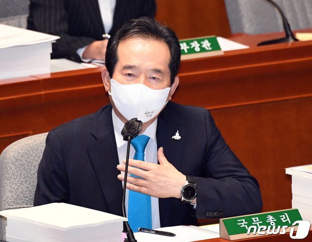 정세균 국무총리가 25일 서울 여의도 국회에서 열린 예산결산특별위원회 전체회의에서 의원들의 질의에 답변하고 있다. 이날 정 총리는 코로나19 재확산 사태와 관련해 보수단체의 광복절 광화문 집회를 허가한 법원을 강도 높게 비판했다. 임시공휴일 지정 등 정부의 방역 완화 조치가 재확산 사태를 야기했다는 지적에는 “온당하지 않다“고 반박했다. 2020.8.25/뉴스1 © News1