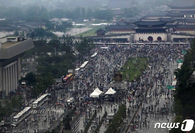 광복절인 15일 서울 종로구 광화문광장에서 집회 참석자들이 행진하고 있다. 2020.8.15 © News1