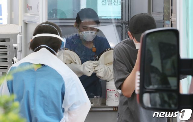 25일 오전 서울 중구 을지로 국립중앙의료원에 마련된 신종 코로나바이러스 감염증(코로나19) 선별진료소에서 의료진이 검사를 준비하고 있다. 질병관리본부 중앙방역대책본부에 따르면 이날 0시 기준 코로나19 확진자는 280명 증가한 1만7945명을 기록했다. 일일 확진자가 세 자릿수로 올라선 지난 14일 이후 12일간 누적 확진자는 3175명으로 3000명을 넘어섰다 2020.8.25 © News1